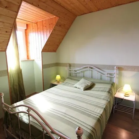 Maison De Caractere Au Coeur Des Volcans D'auvergne Avec Jardin, Terrasse, Poele Et Equipements Enfants - Fr-1-742-559 *
