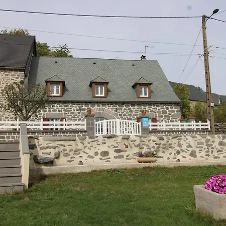 Maison De Caractere Au Coeur Des Volcans D'auvergne Avec Jardin, Terrasse, Poele Et Equipements Enfants - Fr-1-742-559 *