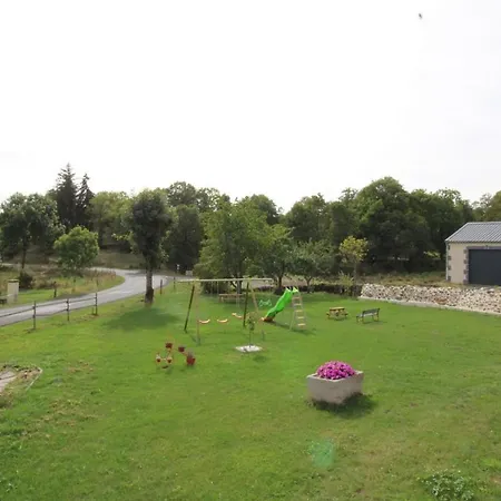 Maison De Caractere Au Coeur Des Volcans D'auvergne Avec Jardin, Terrasse, Poele Et Equipements Enfants - Fr-1-742-559 度假居 *